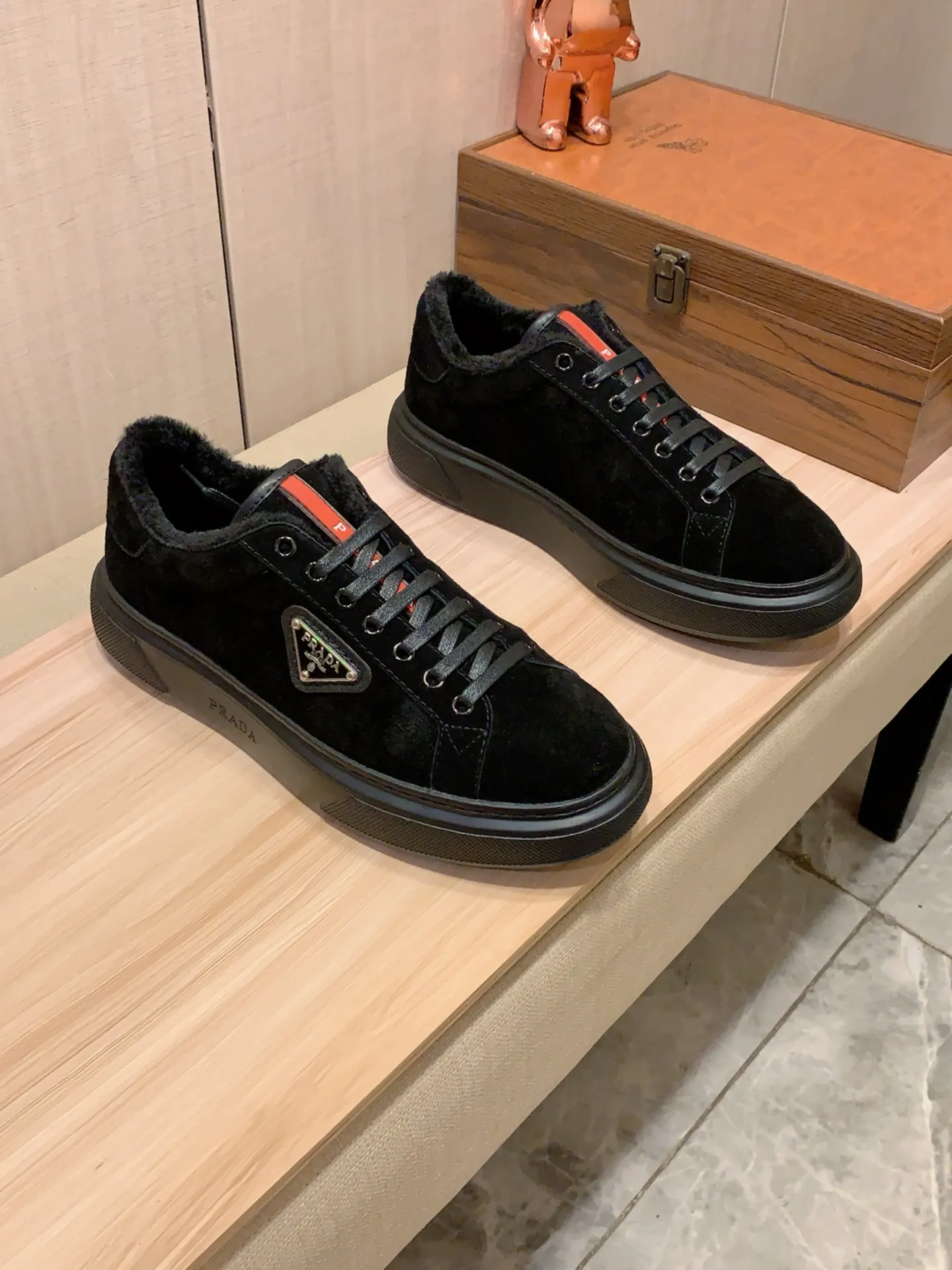 Warm new model: Factory price: 460💰💰🎩🎩[Lightning][Lightning] "Prada Men's Shoes💰pRADA*" The latest and most popular casual shoes, top brand [seduce] luxury~purchase, top~quality. [Strong] The upper is made of imported breathable anti-wear material ➕ Breathable simulated fur feet (•) with fine workmanship. The original stylish and stylish soft rubber wear-resistant and non-slip outsole is light and comfortable on the feet. The real thing looks better when photographed in person. 0186: code: 38-44, 4️⃣ colors selected